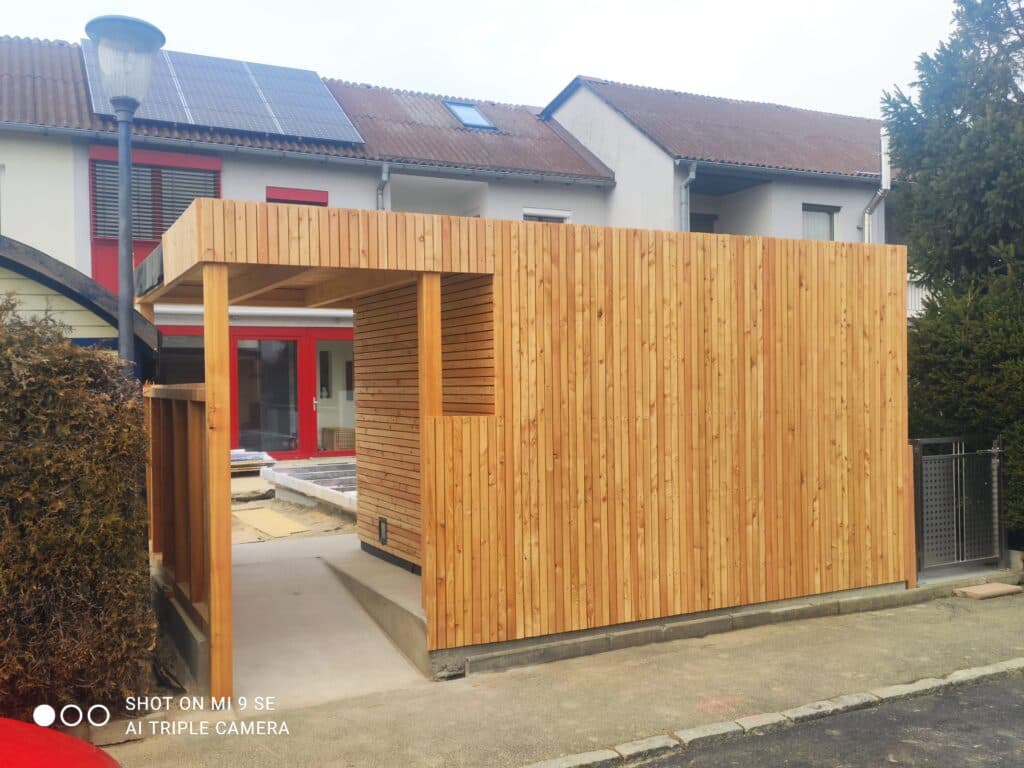 Poolhaus mit Lärchenholz verkleidet