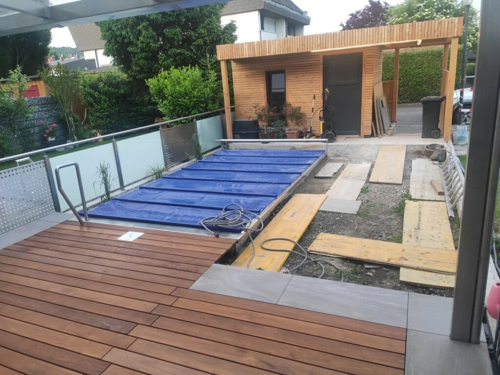 Terrassenbelag und Vorbereitung für Weg
