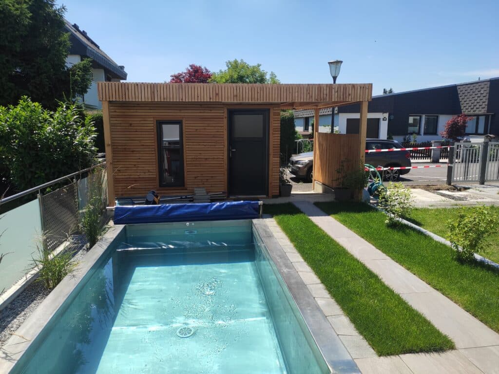 Poolhaus mit Gehweg und Rasenanlage