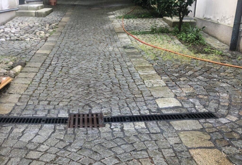 Rigolverlegung in Innenhof