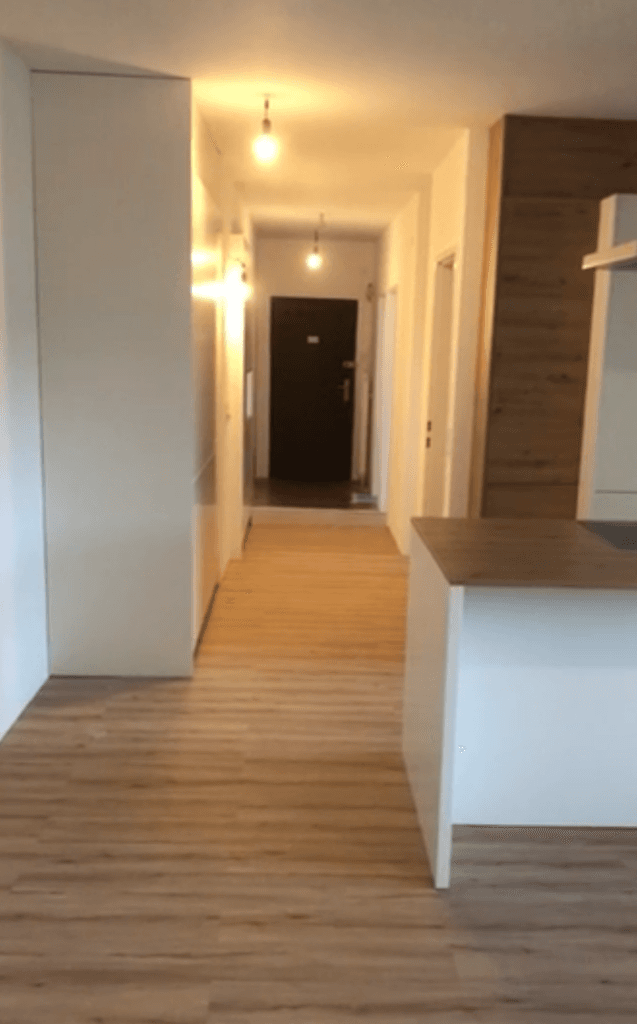 Renoviertes Wohnzimmer mit offener Küche